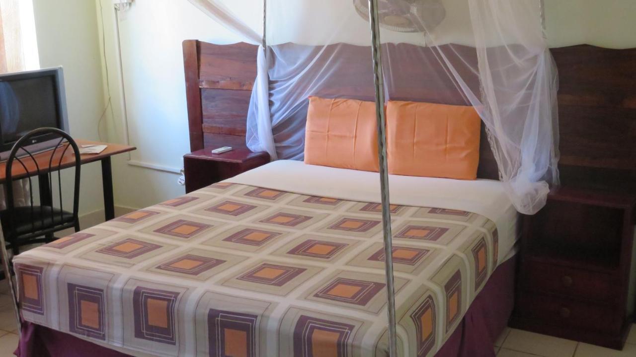 Global Village Hotel Pakwach Екстер'єр фото