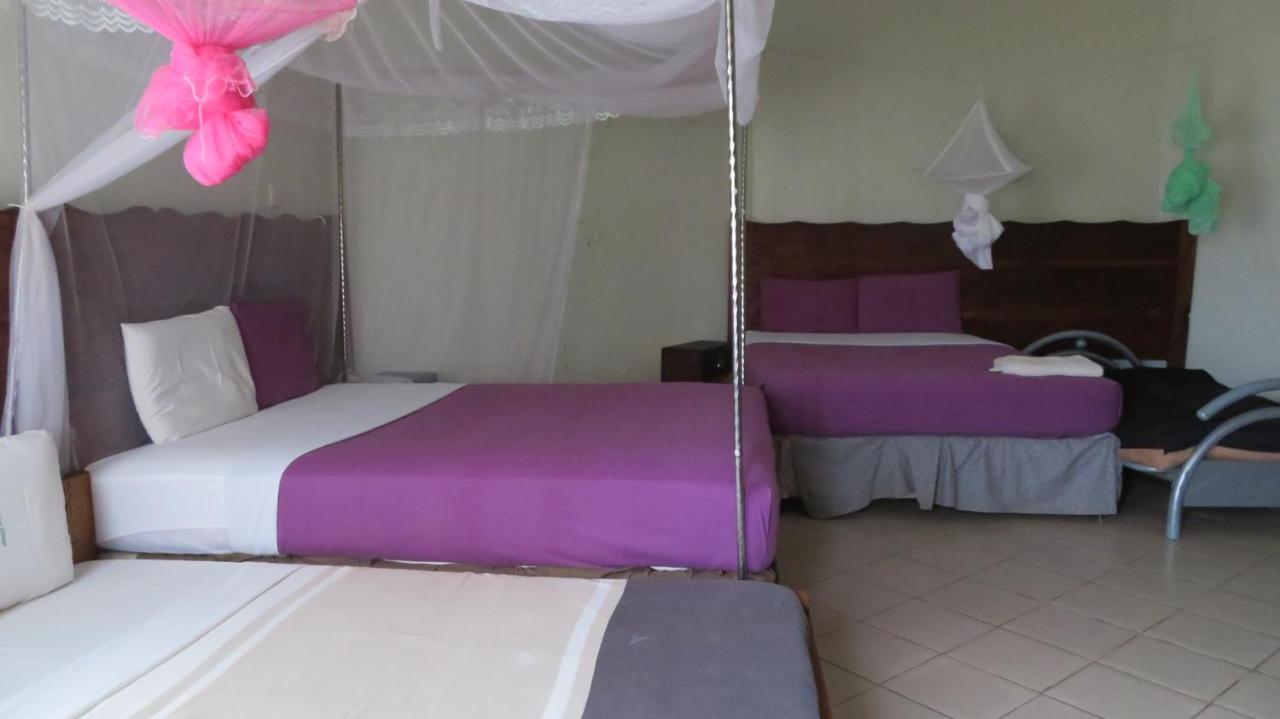 Global Village Hotel Pakwach Екстер'єр фото