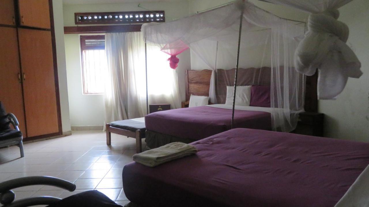 Global Village Hotel Pakwach Екстер'єр фото