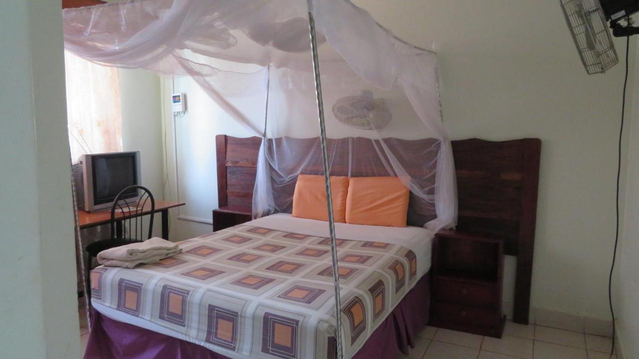 Global Village Hotel Pakwach Екстер'єр фото